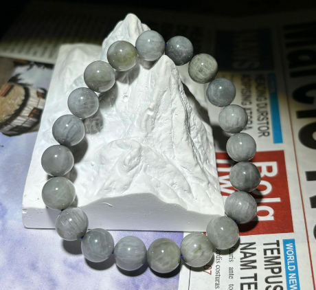 What are the effects of gray rabbit hair quartz?