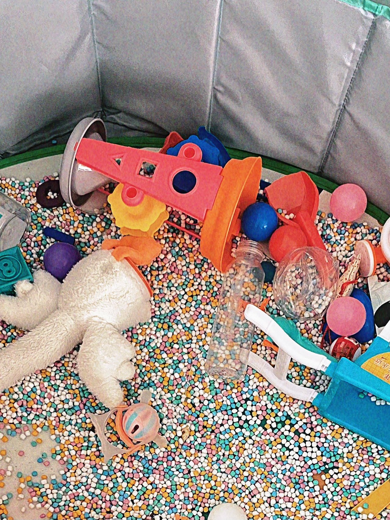 What are some recommended educational toys that children can play with for an hour